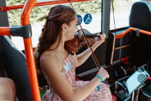Violinistin Astrid Haferland im VIP Bus zum Kunstbus 2024