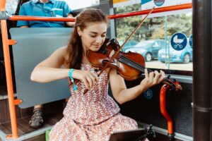 Violinistin Astrid Haferland im VIP Bus zum Kunstbus 2024